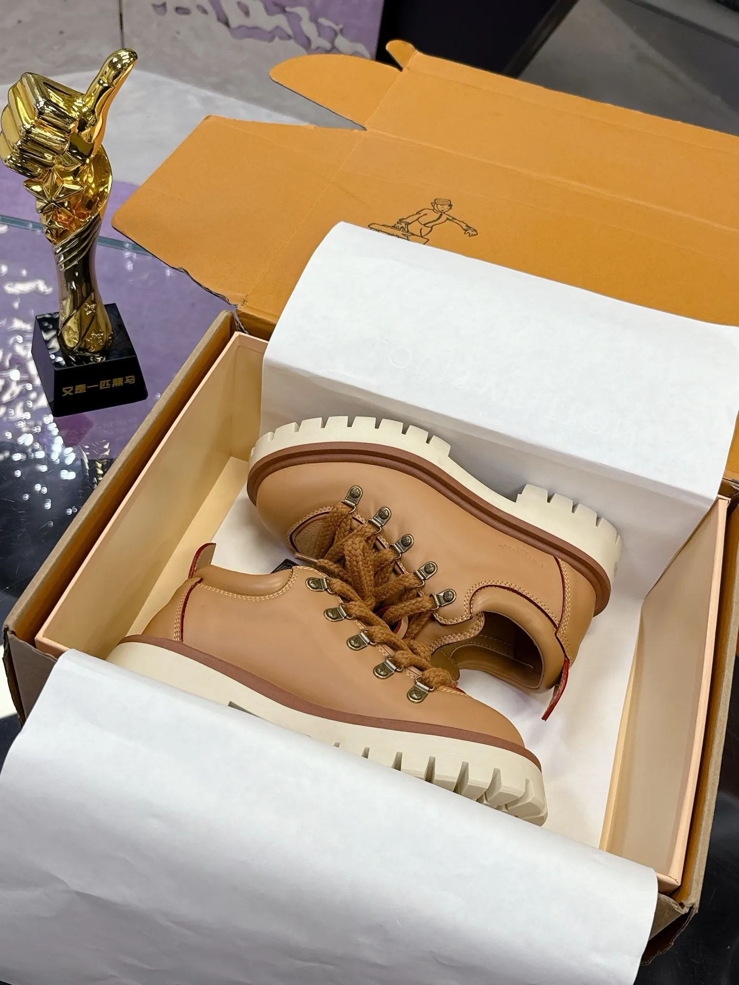 Factory price: 700💰 LV | Louis Vuitton 🧡💚2025 autumn and winter new style, top version ⚠️ The counter features the latest LV REMIX lace-up mountaineering derby shoes, new hard goods 🆕 ❥BS purchasing level! Full of high-end feel! A popular model among bloggers at home and abroad, it’s retro and fashionable, and looks stunning on your feet! Mainly recommended model on the official website★ ▪️Upper: top-quality first-layer cowhide ▪️Inner lining: imported sheepskin ▪️Outsole: original molded T men's shoes 💰U anti-slip outsole ▪️Sole height: 3.5cm ▪️Shoe size: Female 35-41 (41 customized, non-refundable) Male 39-45 (46 customized, non-refundable)